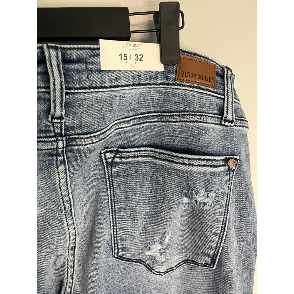 NWT Judy Blue Mid Rise Straight Leg Distressed Jeans Medium Wash Frayed Hem 32 - Picture 6 of 8